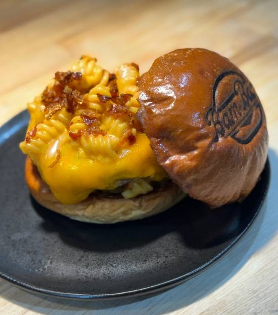 BACON MAC AND CHEESE BURGER