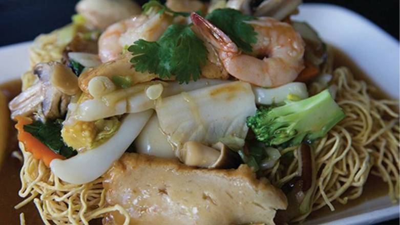 C06. Crispy Egg Noodle With Gravy Sauce