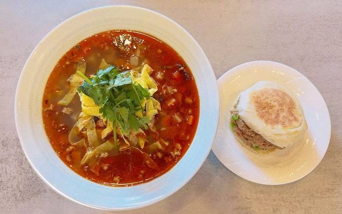 Combo 3 Noodle Soup+ Pork Pita Burger W/ Garlic&Green Pepper 套é¤ä¸‰ 汤é¢+肉夹é¦