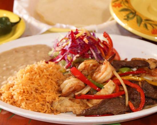 Fajitas de Pollo o Res, Arroz, Frijoles, Ensalada / Chicken or Beef Fajitas, Rice, Beans, Salad
