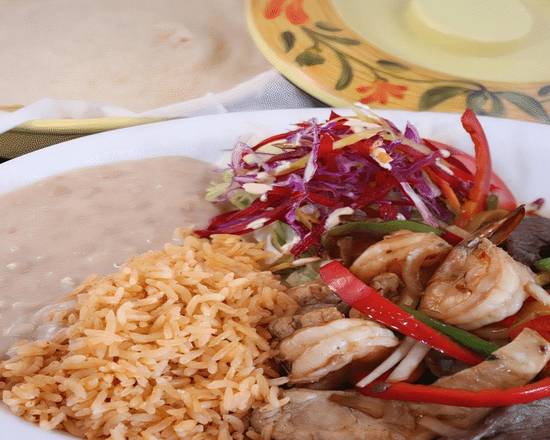 Fajitas Mixtas, Arroz, Frijoles y Ensalada / Mixed Fajitas, Rice, Beans & Salad