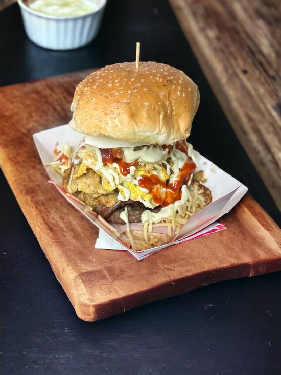 Hamburguesa de Carne, Pollo, Chuleta Ahumada y Huevo