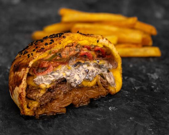 Hot Chili Burger + Fries/Onion Rings