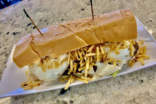 Pan con Bistec al Caballo Sandwich