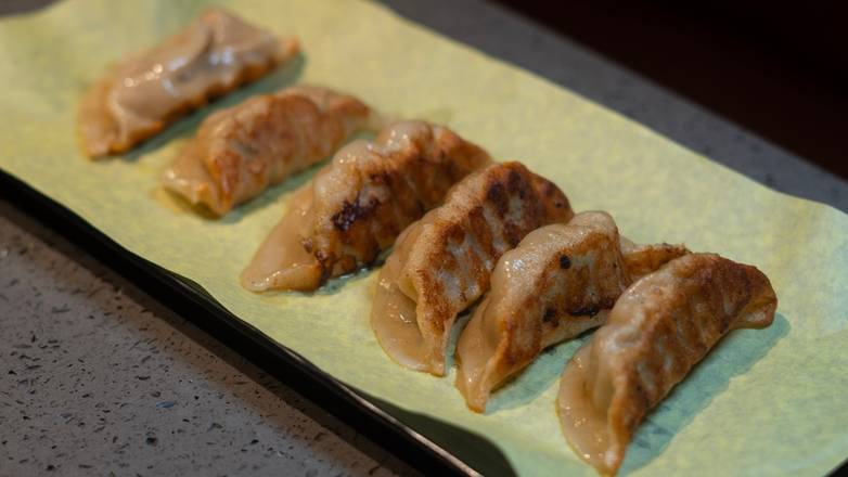 Pan Fried Chicken Dumplings (6pcs)