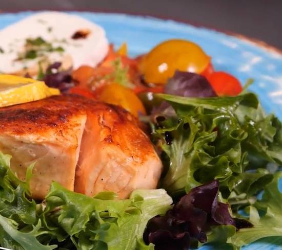 SALMON & CAPRESE