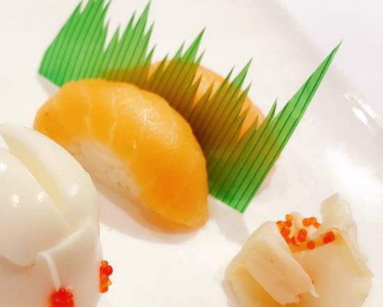 Salmon (Sake) (2 pcs)