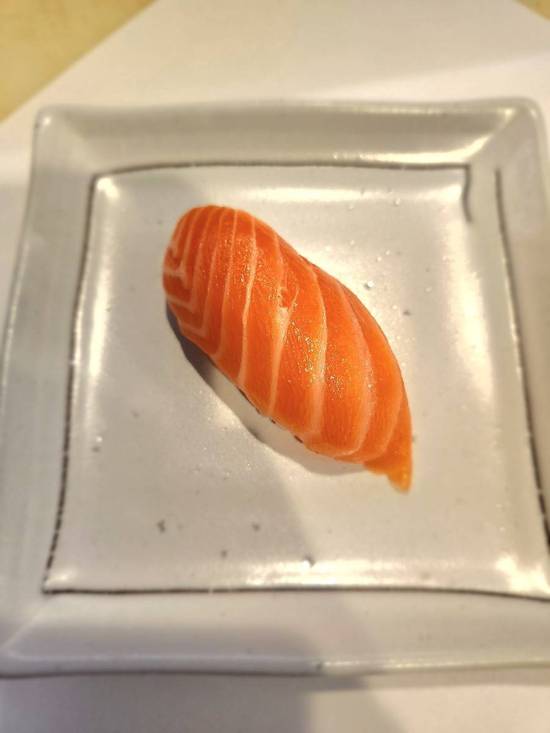 Salmon Sushi (2 pcs)
