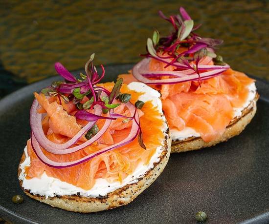 SMOKED SALMON BAGEL